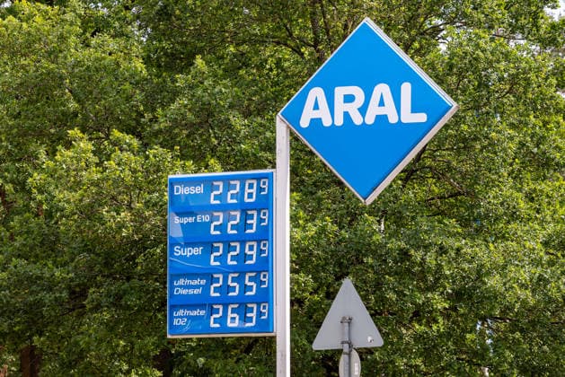 Kraftstoffpreise an Tankstelle, Nürnberg, 01.08.2026 Preistafel einer Aral-Tankstelle zeigt aktuelle Kraftstoffpreise für Diesel, Super E10, Super und Ultimate-Sorten. Die Preise spiegeln die Entwicklung nach dem Ende des Tankrabatts sowie während des anhaltenden Konflikts im Iran wider. Nürnberg Bayern Deutschland