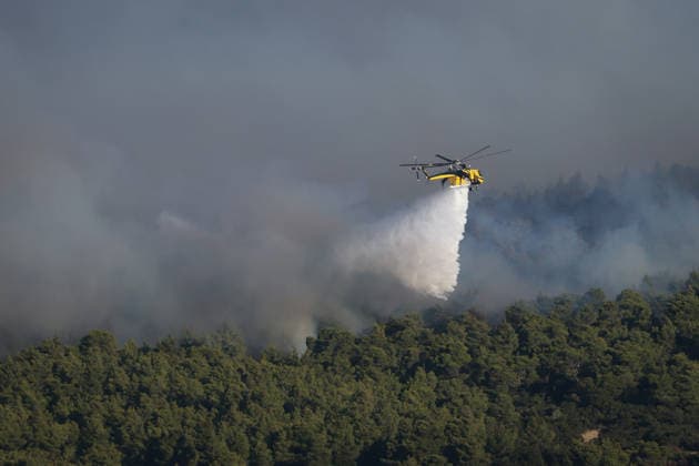Firefighters battle wildfire in Viotia with air and ground operations VIOTIA, GREECE - AUGUST 2: A firefighting helicopter battle a wildfire burning near Porto Germeno, 70 kilometres northwest of Athens in the region of Viotia, Greece, on August 2, 2026 Costas Baltas Anadolu Viotia Greece. Editorial use only. Please get in touch for any other usage.  Copyright: x2026xAnadoluxCostasxBaltasx