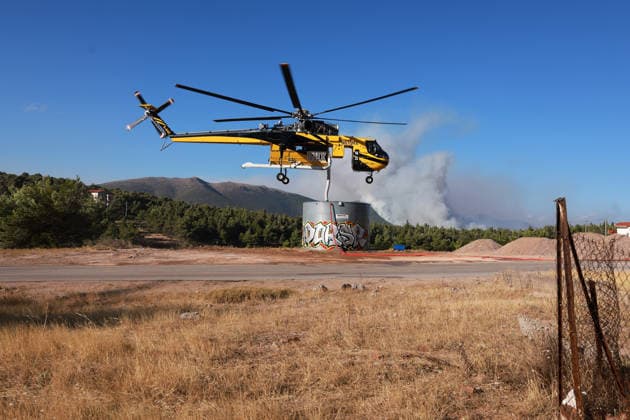 Firefighters battle wildfire in Viotia with air and ground operations VIOTIA, GREECE - AUGUST 2: A firefighting helicopter reloads water while battling a wildfire near Porto Germeno, 70 kilometres northwest of Athens in the region of Viotia, Greece, on August 2, 2026 Costas Baltas Anadolu Viotia Greece. Editorial use only. Please get in touch for any other usage.  Copyright: x2026xAnadoluxCostasxBaltasx