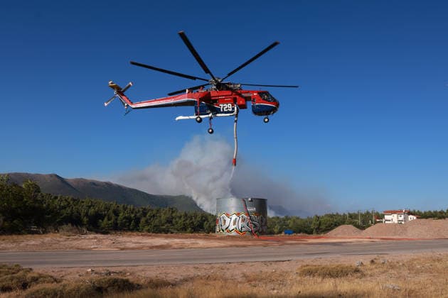Firefighters battle wildfire in Viotia with air and ground operations VIOTIA, GREECE - AUGUST 2: A firefighting helicopter reloads water while battling a wildfire near Porto Germeno, 70 kilometres northwest of Athens in the region of Viotia, Greece, on August 2, 2026 Costas Baltas Anadolu Viotia Greece. Editorial use only. Please get in touch for any other usage.  Copyright: x2026xAnadoluxCostasxBaltasx