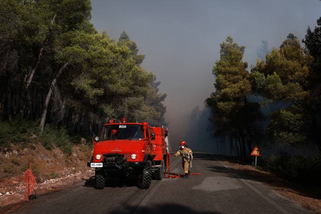 Firefighters battle wildfire in Viotia with air and ground operations VIOTIA, GREECE - AUGUST 2: Firefighters battle a wildfire burning near Porto Germeno, 70 kilometres northwest of Athens in the region of Viotia, Greece, on August 2, 2026 Costas Baltas Anadolu Viotia Greece. Editorial use only. Please get in touch for any other usage.  Copyright: x2026xAnadoluxCostasxBaltasx