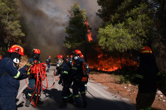 Firefighters battle wildfire in Viotia with air and ground operations VIOTIA, GREECE - AUGUST 2: Firefighters battle a wildfire burning near Porto Germeno, 70 kilometres northwest of Athens in the region of Viotia, Greece, on August 2, 2026 Costas Baltas Anadolu Viotia Greece. Editorial use only. Please get in touch for any other usage.  Copyright: x2026xAnadoluxCostasxBaltasx