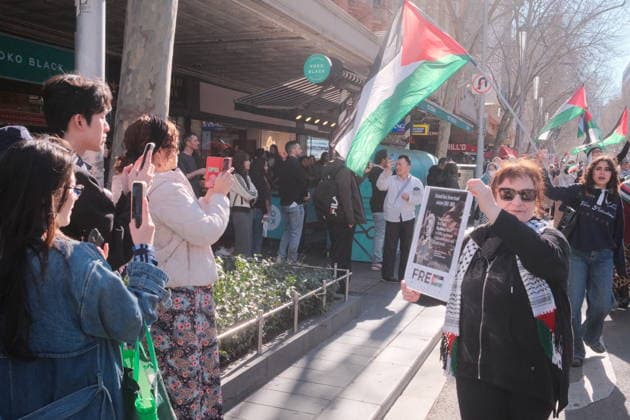 Australian Government Urged to Sanction Israel during a Rally in Melbourne People participate in a pro-Palestine rally that began outside the State Library of Victoria before marching to Flinders Street Station in Melbourne, Australia, August 02, 2026. Approximately 2,000 people took part in a march and called for the Australian government to impose sanctions on Israel, sever military ties with the United States, and close the Pine Gap military intelligence base. Melbourne Australia  Copyright: xMatrixxImagesx xMichaelxJohnstonx