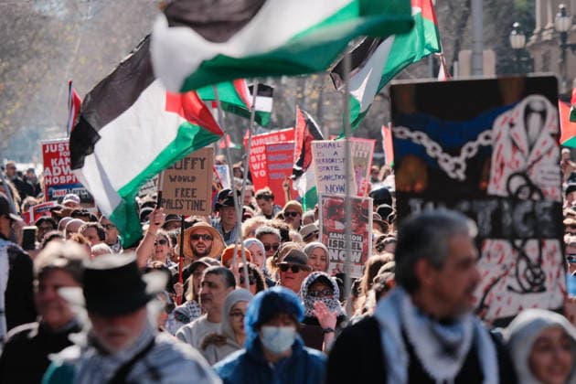 Australian Government Urged to Sanction Israel during a Rally in Melbourne People participate in a pro-Palestine rally that began outside the State Library of Victoria before marching to Flinders Street Station in Melbourne, Australia, August 02, 2026. Approximately 2,000 people took part in a march and called for the Australian government to impose sanctions on Israel, sever military ties with the United States, and close the Pine Gap military intelligence base. Melbourne Australia  Copyright: xMatrixxImagesx xMichaelxJohnstonx