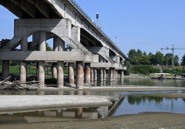 (260801) -- MANTOVA, Aug. 1, 2026 -- This photo taken on Aug. 1, 2026 shows a view of the drought-stricken Po River in Mantova, Italy. The river is facing a severe drought crisis driven by intense summer heatwaves and sparse rainfall. (Photo by Xinhua) ITALY-MANTOVA-PO RIVER-DROUGHT AlbertoxLingria 