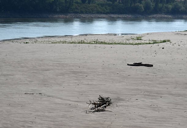 (260801) -- MANTOVA, Aug. 1, 2026 -- This photo taken on Aug. 1, 2026 shows a view of the drought-stricken Po River in Mantova, Italy. The river is facing a severe drought crisis driven by intense summer heatwaves and sparse rainfall. (Photo by Xinhua) ITALY-MANTOVA-PO RIVER-DROUGHT AlbertoxLingria 