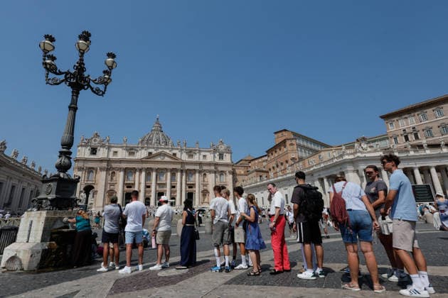 August 2, 2026, Vatican City: Faithful attend the Angelus prayer, lead by Pope Leo XIV (not pictured) from the window of his office overlooking Saint Peter s Square, Vatican City, 2 August 2026. ANSA GIUSEPPE LAMI. Vatican City  - ZUMAa110 20260802_zaf_a110_002 Copyright: xGiuseppexLamix