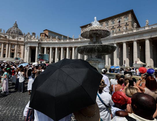 August 2, 2026, Vatican City: Faithful attend the Angelus prayer, lead by Pope Leo XIV (not pictured) from the window of his office overlooking Saint Peter s Square, Vatican City, 2 August 2026. ANSA GIUSEPPE LAMI. Vatican City  - ZUMAa110 20260802_zaf_a110_003 Copyright: xGiuseppexLamix