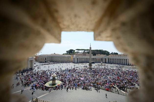ITALY - POPE LEO XIV ADDRESSES THE CROWD FROM THE WINDOW OF THE APOSTOLIC PALACE OVERLOOKING ST PETER S SQUARE DURING THE RIGINA CAELI PRAYER IN THE VATICAN- 2026 8 2 Italy, Rome, Vatican, 2026 8 2.Pope Leo XIV addresses the crowd from the window of the apostolic palace overlooking St. Peter s square during the Regina Caeli prayer in The Vatican EDITORIAL USE ONLY - NO BOOKS Copyright: xVATICANxMEDIAx