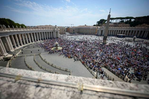 ITALY - POPE LEO XIV ADDRESSES THE CROWD FROM THE WINDOW OF THE APOSTOLIC PALACE OVERLOOKING ST PETER S SQUARE DURING THE RIGINA CAELI PRAYER IN THE VATICAN- 2026 8 2 Italy, Rome, Vatican, 2026 8 2.Pope Leo XIV addresses the crowd from the window of the apostolic palace overlooking St. Peter s square during the Regina Caeli prayer in The Vatican EDITORIAL USE ONLY - NO BOOKS Copyright: xVATICANxMEDIAx