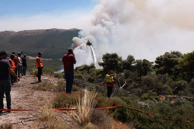 Firefighters battle wildfire in Viotia with air and ground operations VIOTIA, GREECE - AUGUST 2: A firefighting helicopter battles a wildfire burning near Porto Germeno, 70 kilometres northwest of Athens in the region of Viotia, Greece, on August 2, 2026 Costas Baltas Anadolu Viotia Greece. Editorial use only. Please get in touch for any other usage.  Copyright: x2026xAnadoluxCostasxBaltasx