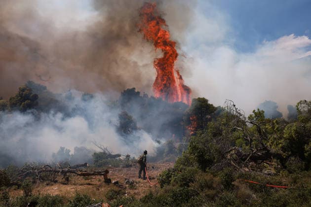 Firefighters battle wildfire in Viotia with air and ground operations VIOTIA, GREECE - AUGUST 2: Volunteers battle a wildfire burning near Porto Germeno, 70 kilometres northwest of Athens in the region of Viotia, Greece, on August 2, 2026 Costas Baltas Anadolu Viotia Greece. Editorial use only. Please get in touch for any other usage.  Copyright: x2026xAnadoluxCostasxBaltasx