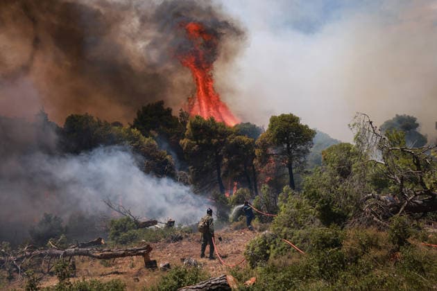 Firefighters battle wildfire in Viotia with air and ground operations VIOTIA, GREECE - AUGUST 2: Volunteers battle a wildfire burning near Porto Germeno, 70 kilometres northwest of Athens in the region of Viotia, Greece, on August 2, 2026 Costas Baltas Anadolu Viotia Greece. Editorial use only. Please get in touch for any other usage.  Copyright: x2026xAnadoluxCostasxBaltasx