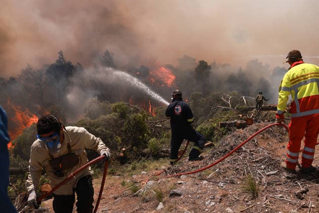 Firefighters battle wildfire in Viotia with air and ground operations VIOTIA, GREECE - AUGUST 2: Volunteers battle a wildfire burning near Porto Germeno, 70 kilometres northwest of Athens in the region of Viotia, Greece, on August 2, 2026 Costas Baltas Anadolu Viotia Greece. Editorial use only. Please get in touch for any other usage.  Copyright: x2026xAnadoluxCostasxBaltasx
