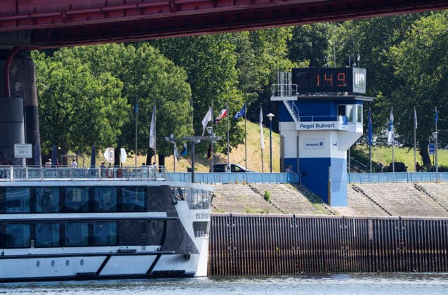 Pegelhaus Ruhrort Pegel unter 1,5 m Wasserstand Das Pegelhaus im Duisburg Ruhrorter Hafen, mit einem historischen Tiefstand von 1,49 m. Das ist der niedrigste Pegelstand seit Beginn der Aufzeichnungen. Das Pegelhaus befindet sich nahe der Duisburg-Ruhrorter Rheinbrücke. die Friedrich-Ebert Brücke. Duisburg Deutschland Nordrhein-Westfalen NRW *** Ruhrort Gauge Station: Water Level Below 1.5 m The gauge station in the Duisburg-Ruhrort Harbor, with a historic low of 1.49 m. This is the lowest water level since records began. The water level station is located near the Duisburg-Ruhrort Rhine Bridge—the Friedrich Ebert Bridge—in Duisburg, Germany, North Rhine-Westphalia (NRW).