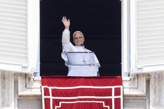 News Bilder des Tages Pope Leo XIV expresses concern over migrant crisis in Ceuta VATICAN CITY, VATICAN, AUGUST 02: Pope Leo XIV waves to the faithful after celebrating the Angelus noon prayer from his studio window overlooking St. Peter s Square at the Vatican, August 02, 2026. Speaking in Spanish, the Pope expressed concern over the alarming situation in Ceuta, the Spanish autonomous city on the northern coast of Africa, where in recent days tens of thousands of people have attempted to cross by sea from Morocco and at least 67 have died. Riccardo De Luca Anadolu Vatican City Vatican. Editorial use only. Please get in touch for any other usage.  Copyright: x2026xAnadoluxRiccardoxDexLucax