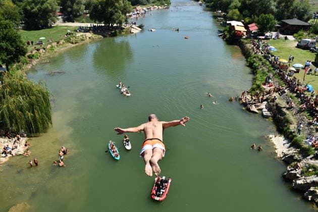 News Bilder des Tages 76th Shvan Bridge Diving Competition takes place in Gjakova GJAKOVA, KOSOVO - AUGUST 2: The 76th Traditional Shvan Bridge Diving Competition held in the city of Gjakova in southwestern Kosovo, on August 2, 2026. Divers competed by jumping from the historic Shvan Bridge into the river below as part of the annual event, which attracts participants and spectators and continues to preserve the region s long-standing cultural tradition. Eren Beksac Anadolu Gjakova Kosovo. Editorial use only. Please get in touch for any other usage.  Copyright: x2026xAnadoluxErenxBeksacx