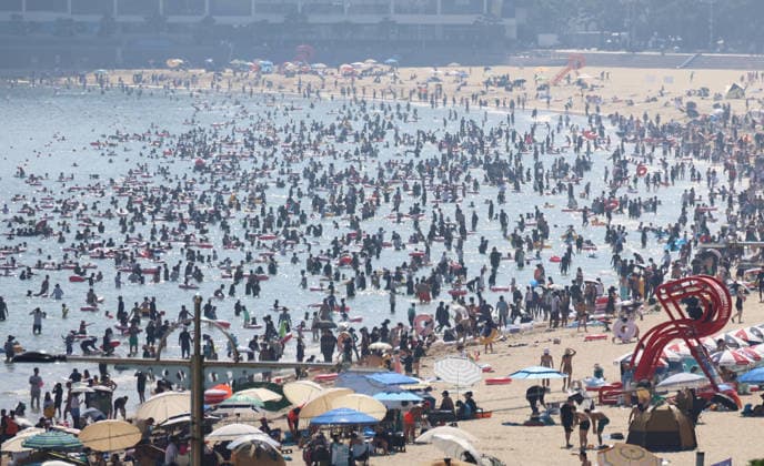 News Bilder des Tages Haeundae Beach Haeundae Beach Visitors flock to Haeundae Beach in Busan amid the sweltering heat on Aug. 2, 2026, as record high temperatures continue. (Yonhap) 2026-08-02 22:49:59 < 1980-2026 YONHAPNEWS AGENCY. .> ºÎ»ê±¤¿ª½Ã EDITORIAL USE ONLY  Copyright: xx PYH2026080209760031500 YonhapxNewsx yonphotos255166