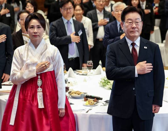 News Bilder des Tages Lee, first lady attend meeting with Korean community in Germany Lee, first lady attend meeting with Korean community in Germany President Lee Jae Myung (R) and first lady Kim Hea Kyung salute the flag during a meeting with the Korean community at a hotel in Frankfurt, Germany, on Aug. 2, 2026. (Yonhap) 2026-08-02 22:50:58 < 1980-2026 YONHAPNEWS AGENCY. .> µ¶ÀÏ µ¶ÀÏ EDITORIAL USE ONLY  Copyright: xx PYH2026080209790031500 YonhapxNewsx yonphotos255167