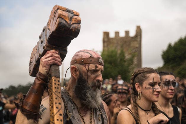 Landing Ceremony of the 66th Viking Pilgrimage in Catoira, Pontevedra: Several people during the Viking Landing Ceremony of the 66th Viking Pilgrimage in Catoira, on August 2, 2026, in Catoira, Pontevedra, Galicia, Spain. The Viking Landing festival in Catoira, also known as the Viking Pilgrimage, is one of Galicia’s most unique and renowned celebrations, designated as an Event of International Tourist Interest. Its history and significance stem from Catoira’s strategic location at the mouth of the Ulla River, near the Torres del Oeste, a fortress built between the 9th and 13th centuries to defend access to the heart of Galicia and, in particular, to Santiago de Compostela, against attacks by Vikings, Norman pirates, and Saracens. AUGUST 2  Copyright: xElenaxFernandezx 7699335