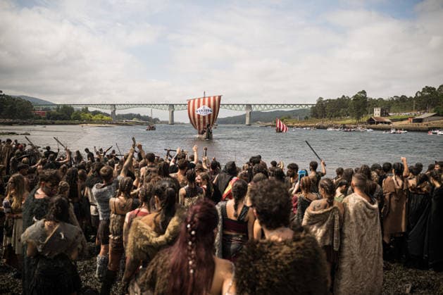 Landing Ceremony of the 66th Viking Pilgrimage in Catoira, Pontevedra: Several people during the Viking Landing Ceremony of the 66th Viking Pilgrimage in Catoira, on August 2, 2026, in Catoira, Pontevedra, Galicia, Spain. The Viking Landing festival in Catoira, also known as the Viking Pilgrimage, is one of Galicia’s most unique and renowned celebrations, designated as an Event of International Tourist Interest. Its history and significance stem from Catoira’s strategic location at the mouth of the Ulla River, near the Torres del Oeste, a fortress built between the 9th and 13th centuries to defend access to the heart of Galicia and, in particular, to Santiago de Compostela, against attacks by Vikings, Norman pirates, and Saracens. AUGUST 2  Copyright: xElenaxFernandezx 7699341