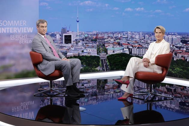 CSU-Vorsitzender Markus Söder, Moderatorin Anna Engelke, Deutschland, Berlin, ARD-Sommerinterview mit CSU-Vorsitzender Markus Söder *** CSU Chairman Markus Söder, host Anna Engelke, Germany, Berlin, ARD Summer Interview with CSU Chairman Markus Söder