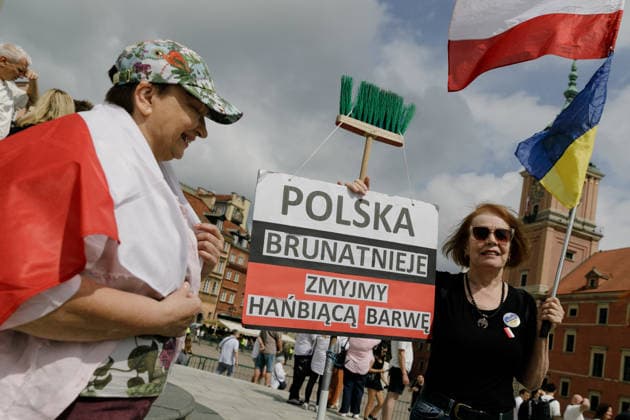 Pro-Ukraine solidarity demonstration in Warsaw - 02 Aug 2026 A woman holds a placard during a demonstration. Dozens of people gathered for a demonstration in Warsaw to call for good neighbourly relations between Poles and Ukrainians. The event came amid recent reports of attacks targeting Ukrainian citizens in Poland and growing anti-Ukrainian rhetoric in parts of public debate and on social media. Warsaw Poland Copyright: xVolhaxShukailax xSOPAxImagesx VSHUKAILA_2568