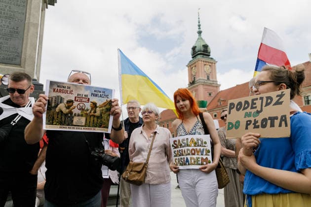 Pro-Ukraine solidarity demonstration in Warsaw - 02 Aug 2026 Participants hold placards during a demonstration. Dozens of people gathered for a demonstration in Warsaw to call for good neighbourly relations between Poles and Ukrainians. The event came amid recent reports of attacks targeting Ukrainian citizens in Poland and growing anti-Ukrainian rhetoric in parts of public debate and on social media. Warsaw Poland Copyright: xVolhaxShukailax xSOPAxImagesx VSHUKAILA_2604