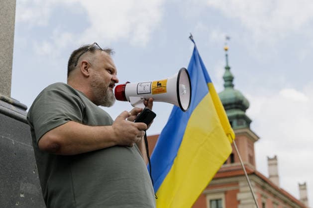 Pro-Ukraine solidarity demonstration in Warsaw - 02 Aug 2026 The organizer of the demonstration speaks through a megaphone during the demonstration. Dozens of people gathered for a demonstration in Warsaw to call for good neighbourly relations between Poles and Ukrainians. The event came amid recent reports of attacks targeting Ukrainian citizens in Poland and growing anti-Ukrainian rhetoric in parts of public debate and on social media. Warsaw Poland Copyright: xVolhaxShukailax xSOPAxImagesx VSHUKAILA_2619
