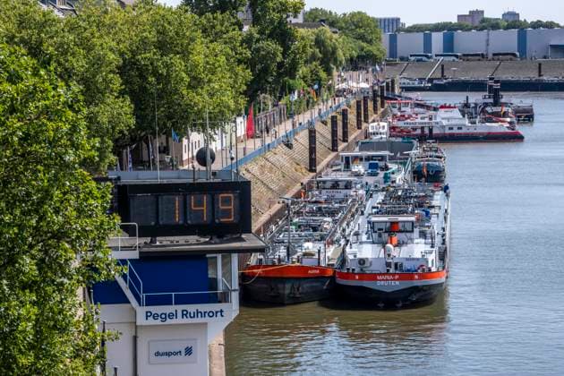 News Bilder des Tages Historischer Tiefstand des Rheins, hier am Pegel Duisburg-Ruhrort, 149 cm ist der niedrigste Wasserstand im Rhein der hier jemals gemessen wurde, extreme Einschnitte für die Binnenschifffahrt, die z.T. nur noch mit einem Drittel der sonst üblichen Ladung fahren kann, Hafen Ruhrort, NRW, Deutschland, Rheinpegel *** The Rhine has reached a historic low; here at the Duisburg-Ruhrort gauge, 149 cm is the lowest water level ever recorded on the Rhine at this location. This is causing extreme disruptions for inland waterway shipping, with some vessels now able to carry only one-third of their usual cargo. Ruhrort Port, North Rhine-Westphalia, Germany, Rhine gauge