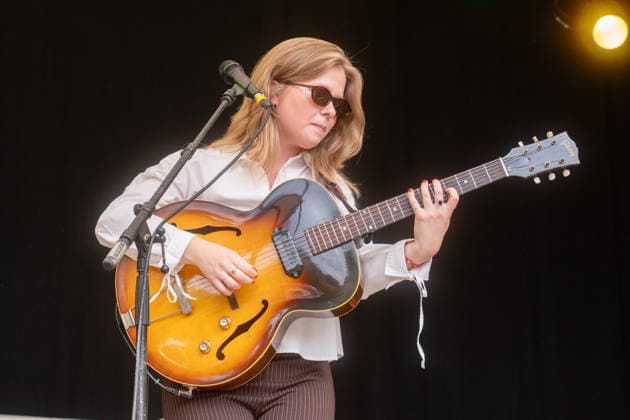 Entertainment Bilder des Tages Katie Spencer in concert at Cambridge Folk Festival at Cherry Hinton Hall Park in Cambridge, UK on 02 August 2026 Katie Spencer performing with Katie Spencer in concert at Cambridge Folk Festival at Cherry Hinton Hall Park in Cambridge, UK on 02 August 2026, Credit:Stephen Keable Avalon UK, Cambridgeshire, Cambridge, Cherry Hinton Hall Park  Copyright: xStephenxKeablex xAvalonx 1120290001