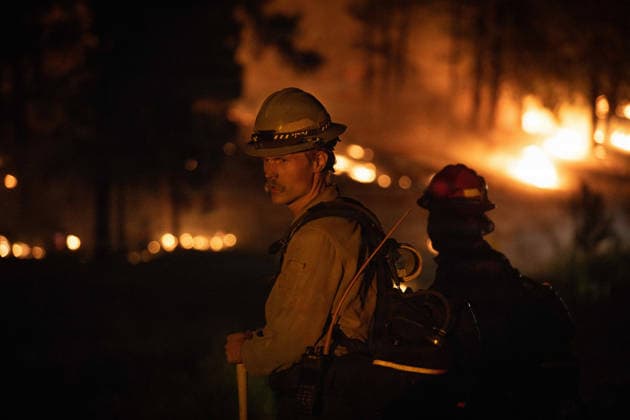 August 2, 2026, Prineville, Or, United States: Jacob Albertsen, a squad boss with Grayback Forestry, watches flames burning through a forested area along the U.S. Highway 26 fireline at the Rowe Creek Complex fire, July 27, 2026 near Prineville, Oregon. The lightning-caused fires including the Brewer, Green Mountain and Crosswhite fires combined into one and have burnt 3000,597 acres and is 57% contained. Prineville United States - ZUMAp138 20260802_zaa_p138_001 Copyright: xAndrewxAvitt UsxForestx