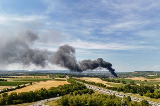 News Bilder des Tages Großbrand in Industriebetrieb Am Sonntagnachmittag, 02.08.2026, ist es gegen 16:30 Uhr zu einem Großbrand in Sprendlingen (Rheinhessen) gekommen. Flammen schlugen meterhoch aus einem Industriegebäude, der Brandrauch war kilometerweit zu sehen. Die Feuerwehr ist im Großeinsatz. Die Bevölkerung wurde über die App Katwarn vor Geruchsbelästigung und Sichtbehinderungen gewarnt. Sprendlingen-Gensingen Sprendlingen Rheinland-Pfalz Deutschland *** Major Fire at Industrial Facility On Sunday afternoon, August 2, 2026, a major fire broke out in Sprendlingen, Rheinhessen, around 4:30 p.m. Flames shot meters high from an industrial building, and the smoke could be seen for kilometers. The fire department is responding with a large-scale operatio