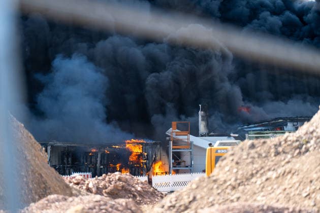 Großbrand in Industriebetrieb Am Sonntagnachmittag, 02.08.2026, ist es gegen 16:30 Uhr zu einem Großbrand in Sprendlingen (Rheinhessen) gekommen. Flammen schlugen meterhoch aus einem Industriegebäude, der Brandrauch war kilometerweit zu sehen. Die Feuerwehr ist im Großeinsatz. Die Bevölkerung wurde über die App Katwarn vor Geruchsbelästigung und Sichtbehinderungen gewarnt. Sprendlingen-Gensingen Sprendlingen Rheinland-Pfalz Deutschland *** Major Fire at Industrial Facility On Sunday afternoon, August 2, 2026, a major fire broke out in Sprendlingen, Rheinhessen, around 4:30 p.m. Flames shot meters high from an industrial building, and the smoke could be seen for kilometers. The fire department is responding with a large-scale operatio