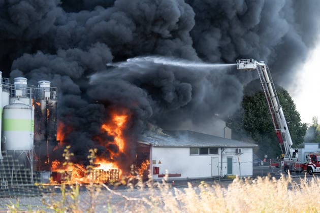 Großbrand in Industriebetrieb Am Sonntagnachmittag, 02.08.2026, ist es gegen 16:30 Uhr zu einem Großbrand in Sprendlingen (Rheinhessen) gekommen. Flammen schlugen meterhoch aus einem Industriegebäude, der Brandrauch war kilometerweit zu sehen. Die Feuerwehr ist im Großeinsatz. Die Bevölkerung wurde über die App Katwarn vor Geruchsbelästigung und Sichtbehinderungen gewarnt. Sprendlingen-Gensingen Sprendlingen Rheinland-Pfalz Deutschland *** Major Fire at Industrial Facility On Sunday afternoon, August 2, 2026, a major fire broke out in Sprendlingen, Rheinhessen, around 4:30 p.m. Flames shot meters high from an industrial building, and the smoke could be seen for kilometers. The fire department is responding with a large-scale operatio