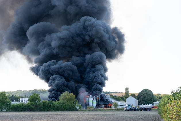 Großbrand in Industriebetrieb Am Sonntagnachmittag, 02.08.2026, ist es gegen 16:30 Uhr zu einem Großbrand in Sprendlingen (Rheinhessen) gekommen. Flammen schlugen meterhoch aus einem Industriegebäude, der Brandrauch war kilometerweit zu sehen. Die Feuerwehr ist im Großeinsatz. Die Bevölkerung wurde über die App Katwarn vor Geruchsbelästigung und Sichtbehinderungen gewarnt. Sprendlingen-Gensingen Sprendlingen Rheinland-Pfalz Deutschland *** Major Fire at Industrial Facility On Sunday afternoon, August 2, 2026, a major fire broke out in Sprendlingen, Rheinhessen, around 4:30 p.m. Flames shot meters high from an industrial building, and the smoke could be seen for kilometers. The fire department is responding with a large-scale operatio