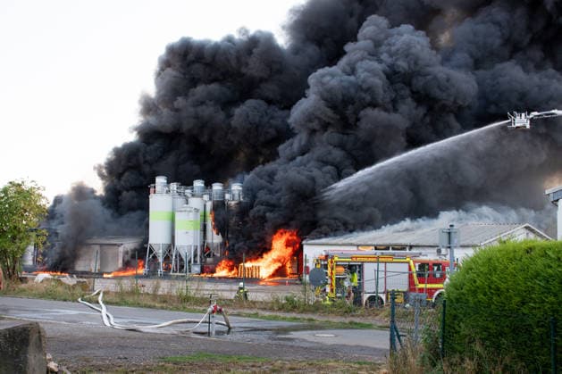Großbrand auf Betriebsgelände in Sprendlingen Am Sonntag, dem 2. August 2026, kam es gegen 15.30 Uhr auf einem Betriebsgelände in der Gau-Bickelheimer Straße 72 in Sprendlingen zu einem Großbrand. Über dem Gewerbegebiet bildete sich eine dichte schwarze Rauchsäule, während wiederholt Knall- und Explosionsgeräusche gemeldet wurden. Zahlreiche Kräfte der Feuerwehr, des Rettungsdienstes, des Technischen Hilfswerks und weiterer Einheiten waren im Einsatz. Straßen im Umfeld wurden evakuiert und die Bevölkerung in Sprendlingen und Pfaffen-Schwabenheim wurde aufgefordert, Gebäude aufzusuchen sowie Fenster und Türen geschlossen zu halten. Angaben zu möglichen Verletzten, zur Brandursache und zu betroffenen Stoffen lagen zunächst nic
