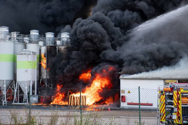 Großbrand auf Betriebsgelände in Sprendlingen Am Sonntag, dem 2. August 2026, kam es gegen 15.30 Uhr auf einem Betriebsgelände in der Gau-Bickelheimer Straße 72 in Sprendlingen zu einem Großbrand. Über dem Gewerbegebiet bildete sich eine dichte schwarze Rauchsäule, während wiederholt Knall- und Explosionsgeräusche gemeldet wurden. Zahlreiche Kräfte der Feuerwehr, des Rettungsdienstes, des Technischen Hilfswerks und weiterer Einheiten waren im Einsatz. Straßen im Umfeld wurden evakuiert und die Bevölkerung in Sprendlingen und Pfaffen-Schwabenheim wurde aufgefordert, Gebäude aufzusuchen sowie Fenster und Türen geschlossen zu halten. Angaben zu möglichen Verletzten, zur Brandursache und zu betroffenen Stoffen lagen zunächst nic