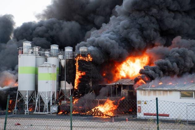 Großbrand auf Betriebsgelände in Sprendlingen Am Sonntag, dem 2. August 2026, kam es gegen 15.30 Uhr auf einem Betriebsgelände in der Gau-Bickelheimer Straße 72 in Sprendlingen zu einem Großbrand. Über dem Gewerbegebiet bildete sich eine dichte schwarze Rauchsäule, während wiederholt Knall- und Explosionsgeräusche gemeldet wurden. Zahlreiche Kräfte der Feuerwehr, des Rettungsdienstes, des Technischen Hilfswerks und weiterer Einheiten waren im Einsatz. Straßen im Umfeld wurden evakuiert und die Bevölkerung in Sprendlingen und Pfaffen-Schwabenheim wurde aufgefordert, Gebäude aufzusuchen sowie Fenster und Türen geschlossen zu halten. Angaben zu möglichen Verletzten, zur Brandursache und zu betroffenen Stoffen lagen zunächst nic