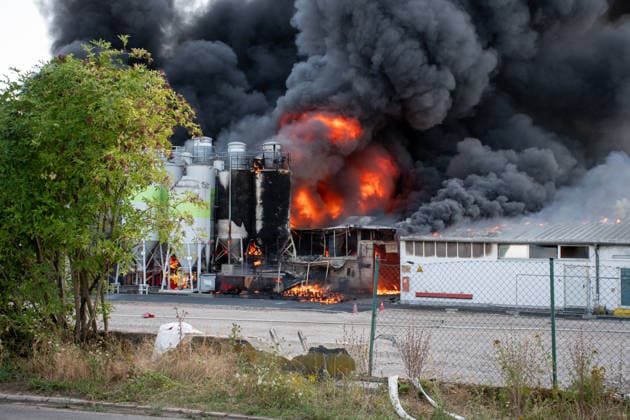 Großbrand auf Betriebsgelände in Sprendlingen Am Sonntag, dem 2. August 2026, kam es gegen 15.30 Uhr auf einem Betriebsgelände in der Gau-Bickelheimer Straße 72 in Sprendlingen zu einem Großbrand. Über dem Gewerbegebiet bildete sich eine dichte schwarze Rauchsäule, während wiederholt Knall- und Explosionsgeräusche gemeldet wurden. Zahlreiche Kräfte der Feuerwehr, des Rettungsdienstes, des Technischen Hilfswerks und weiterer Einheiten waren im Einsatz. Straßen im Umfeld wurden evakuiert und die Bevölkerung in Sprendlingen und Pfaffen-Schwabenheim wurde aufgefordert, Gebäude aufzusuchen sowie Fenster und Türen geschlossen zu halten. Angaben zu möglichen Verletzten, zur Brandursache und zu betroffenen Stoffen lagen zunächst nic