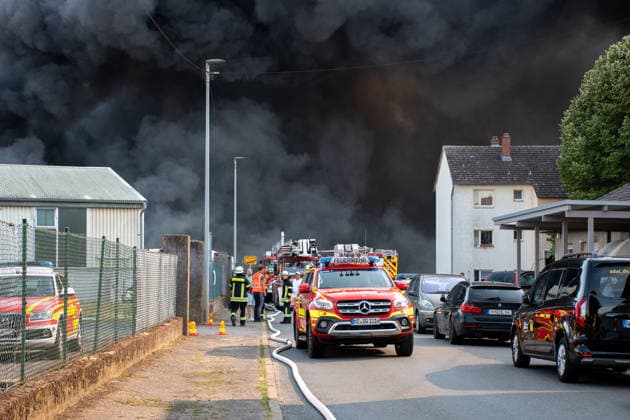Großbrand auf Betriebsgelände in Sprendlingen Am Sonntag, dem 2. August 2026, kam es gegen 15.30 Uhr auf einem Betriebsgelände in der Gau-Bickelheimer Straße 72 in Sprendlingen zu einem Großbrand. Über dem Gewerbegebiet bildete sich eine dichte schwarze Rauchsäule, während wiederholt Knall- und Explosionsgeräusche gemeldet wurden. Zahlreiche Kräfte der Feuerwehr, des Rettungsdienstes, des Technischen Hilfswerks und weiterer Einheiten waren im Einsatz. Straßen im Umfeld wurden evakuiert und die Bevölkerung in Sprendlingen und Pfaffen-Schwabenheim wurde aufgefordert, Gebäude aufzusuchen sowie Fenster und Türen geschlossen zu halten. Angaben zu möglichen Verletzten, zur Brandursache und zu betroffenen Stoffen lagen zunächst nic