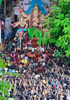 MUMBAI, INDIA - AUGUST 2: Devotees carry the Lord Ganesha idol ahead of Ganesh festival from Parel workshop, on August 2, 2026 in Mumbai, India. (Photo by Anshuman Poyrekar Hindustan Times ) Preparation Of Ganesh Chaturthi Festival