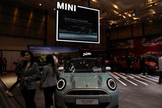 August 2, 2026, South Tangerang, Banten, Indonesia: Automotive enthusiasts and prospective buyers gather at the Gaikindo Indonesia International Auto Show (GIIAS) 2026, held at Indonesia Convention Exhibition (ICE) BSD in Serpong, Banten, Indonesia, on Sunday, August 2, 2026. The annual event showcases the latest advancements in automotive technology, electric vehicles, and new car launches, drawing thousands of visitors from across the region. South Tangerang Indonesia - ZUMAh128 20260802_zap_h128_001 Copyright: xDonalxHusnix