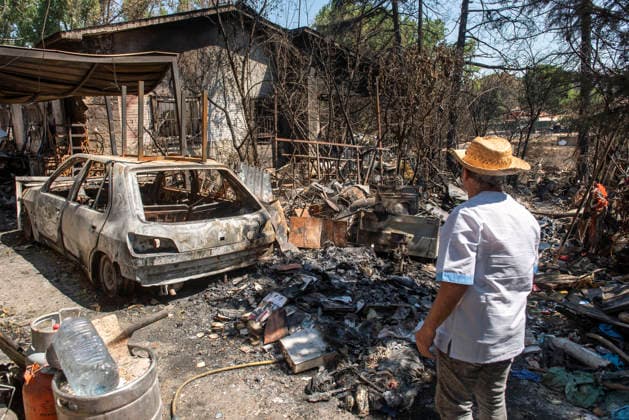 Ayuso Visits Towns and Facilities Affected by the Fires in the Sierra Oeste A resident looks at his burned-out home and car on August 2, 2026, in Pelayos de la Presa, Madrid, Spain. The regional government has begun efforts to rebuild the area, as well as the Post-Fire Assistance Center (PATI), which provides support and advice to residents of Pelayos de la Presa August 2, 2026 BURNED-OUT BOATS BOATS FIRE SAN JUAN RESERVOIR RESERVOIR BOATSPelayos de la Presa, Madrid Pelayos de la Presa, Madrid, Spain  Copyright: xGabrixSolerax 7699547