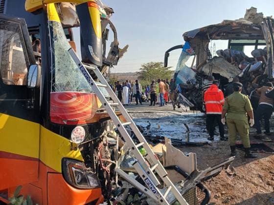 News Bilder des Tages (260802) -- DAR ES SALAAM, Aug. 2, 2026 -- Photo taken on Aug. 2, 2026 shows a bus crash site in Dodoma Region, Tanzania. Eight people were killed and 66 others injured Sunday when two passenger buses collided in central Tanzania s Dodoma Region, authorities said. TANZANIA-DODOMA-BUS CRASH LinxGuangyao 