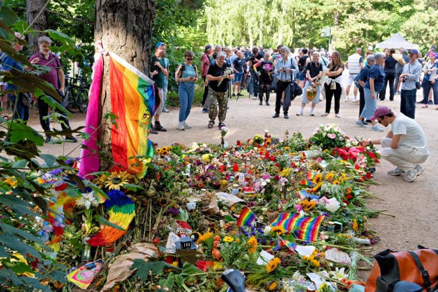 News Bilder des Tages Berlin, 2. August 2026: Zur Mahnwache nach dem CSD-Terroranschlag vom Samstag, 25. Juli 2026, im Tiergarten sind am heutigen Sonntag mehrere Tausend Menschen gekommen. In der Nähe des Anschlagsorts versammelten sie sich, um der Opfer zu gedenken. Unter den Teilnehmenden waren auch Berlins Regierender Bürgermeister Kai Wegner (CDU) sowie Sozialsenatorin Cansel Kiziltepe (SPD).Steffen Krach(SPD) u.a *** Berlin, August 2, 2026: Several thousand people gathered today, Sunday, at the Tiergarten for a vigil following the CSD terrorist attack on Saturday, July 25, 2026. in the Tiergarten, several thousand people gathered today, Sunday. They gathered near the site of the attack to commemorate the victims. Among the participants were Berlin’s Gov