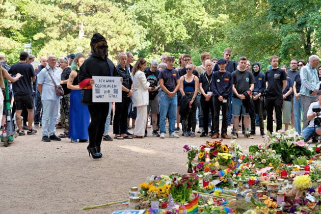 Berlin, 2. August 2026: Zur Mahnwache nach dem CSD-Terroranschlag vom Samstag, 25. Juli 2026, im Tiergarten sind am heutigen Sonntag mehrere Tausend Menschen gekommen. In der Nähe des Anschlagsorts versammelten sie sich, um der Opfer zu gedenken. Unter den Teilnehmenden waren auch Berlins Regierender Bürgermeister Kai Wegner (CDU) sowie Sozialsenatorin Cansel Kiziltepe (SPD).Steffen Krach(SPD) u.a *** Berlin, August 2, 2026: Several thousand people gathered today, Sunday, at the Tiergarten for a vigil following the CSD terrorist attack on Saturday, July 25, 2026. in the Tiergarten, several thousand people gathered today, Sunday. They gathered near the site of the attack to commemorate the victims. Among the participants were Berlin’s Gov