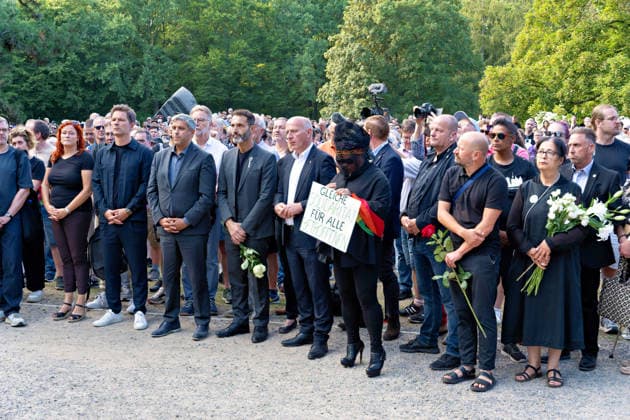 Berlin, 2. August 2026: Zur Mahnwache nach dem CSD-Terroranschlag vom Samstag, 25. Juli 2026, im Tiergarten sind am heutigen Sonntag mehrere Tausend Menschen gekommen. In der Nähe des Anschlagsorts versammelten sie sich, um der Opfer zu gedenken. Unter den Teilnehmenden waren auch Berlins Regierender Bürgermeister Kai Wegner (CDU) sowie Sozialsenatorin Cansel Kiziltepe (SPD).Steffen Krach(SPD) u.a *** Berlin, August 2, 2026: Several thousand people gathered today, Sunday, at the Tiergarten for a vigil following the CSD terrorist attack on Saturday, July 25, 2026. in the Tiergarten, several thousand people gathered today, Sunday. They gathered near the site of the attack to commemorate the victims. Among the participants were Berlin’s Gov