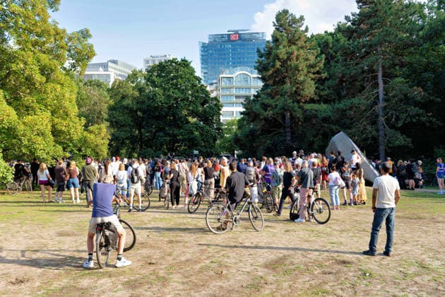 Berlin, 2. August 2026: Zur Mahnwache nach dem CSD-Terroranschlag vom Samstag, 25. Juli 2026, im Tiergarten sind am heutigen Sonntag mehrere Tausend Menschen gekommen. In der Nähe des Anschlagsorts versammelten sie sich, um der Opfer zu gedenken. Unter den Teilnehmenden waren auch Berlins Regierender Bürgermeister Kai Wegner (CDU) sowie Sozialsenatorin Cansel Kiziltepe (SPD).Steffen Krach(SPD) u.a *** Berlin, August 2, 2026: Several thousand people gathered today, Sunday, at the Tiergarten for a vigil following the CSD terrorist attack on Saturday, July 25, 2026. in the Tiergarten, several thousand people gathered today, Sunday. They gathered near the site of the attack to commemorate the victims. Among the participants were Berlin’s Gov