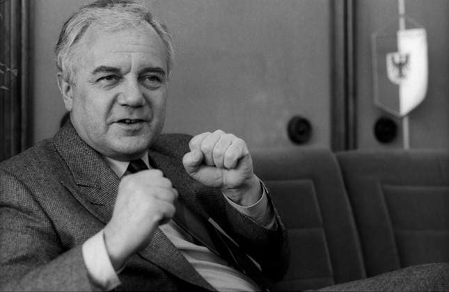Manfred Stolpe Deutschland, Potsdam, 25.03.1993, Manfred Stolpe, Ministerpräsident von Brandenburg, in einem Interview mit Stefan Berg vom Deutschen Allgemeinen Sonntagsblatt, Â *** Manfred Stolpe, Germany, Potsdam, March 25, 1993; Manfred Stolpe, Minister-President of Brandenburg, in an interview with Stefan Berg of the *Deutsches Allgemeines Sonntagsblatt*, Â